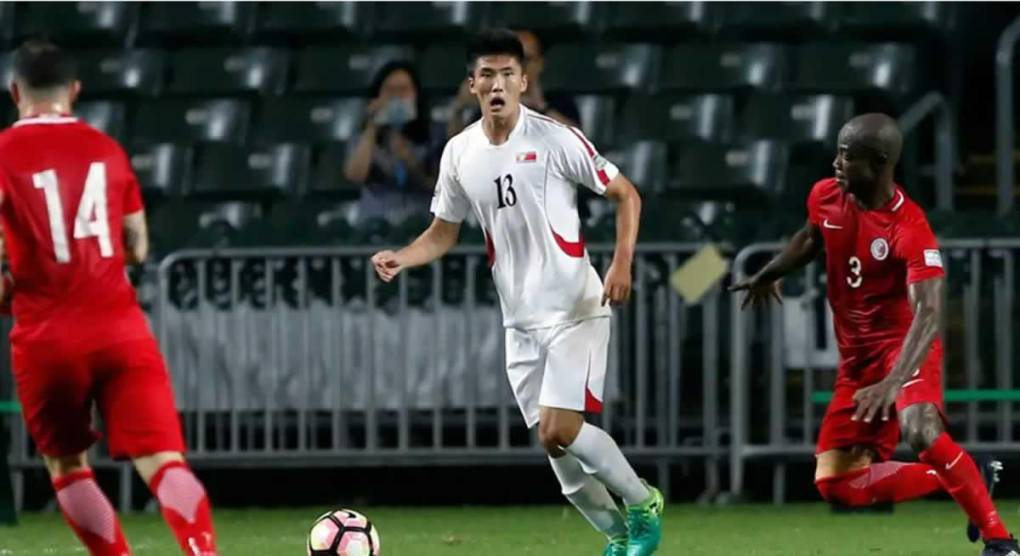 El joven delantero de Pyongyang llamó rápidamente la atención de los expertos y fanáticos del fútbol, tanto por su experiencia única como por su destreza técnica. “Su físico no era grande, pero era rápido con su posicionamiento y podía anotar bien de cabeza”, dijo a CNN Sport el comentarista de fútbol surcoreano Hahn June-hea.