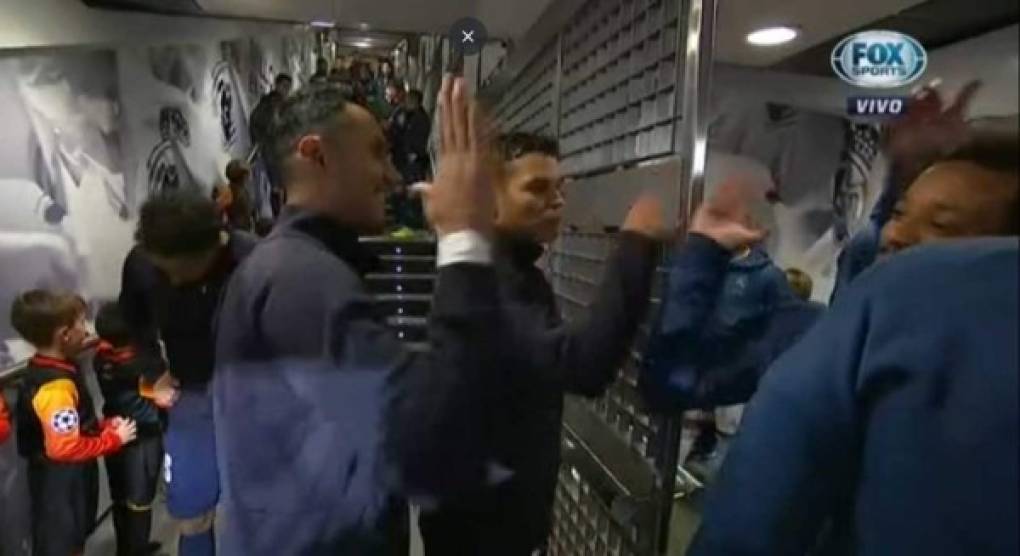 Keylor Navas también fue se dio un gran saludo con Marcelo, lateral brasileño del Real Madrid.
