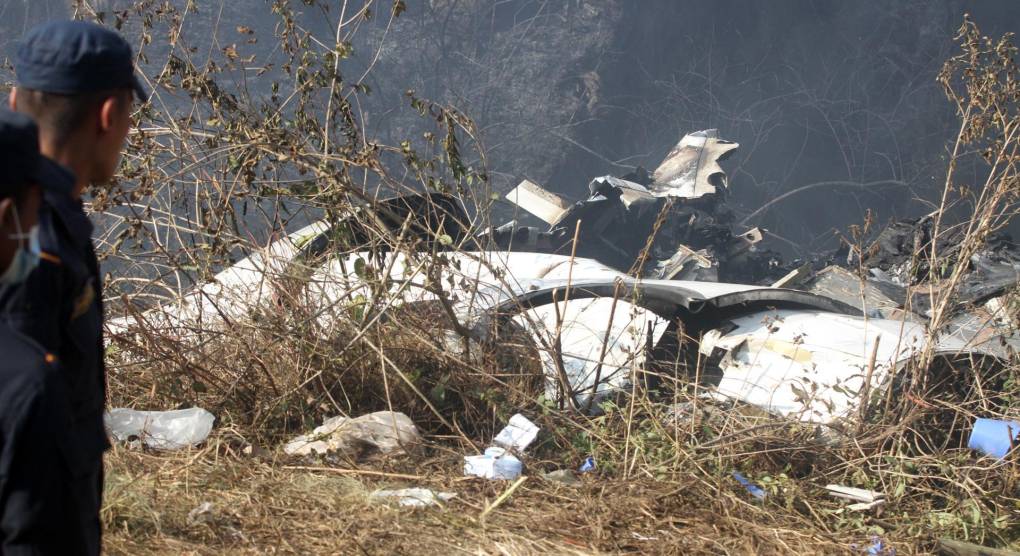 El vuelo, procedente de Katmandú, la capital nepalesa, se estrelló poco antes de las once de la mañana hora local (05H15 GMT) cerca de Pokhara, en el centro del país, donde debía aterrizar.