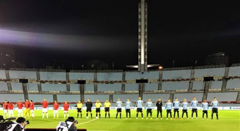 Los jugadores de Uruguay y Chile cuando se entonaban los himnos en el estadio Centenario de Montevideo.