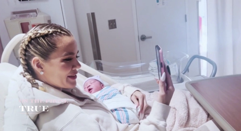Khloé Kardashian mostró a su segundo bebé en el nuevo reality show de la familia. 