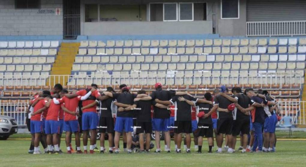 Previo a comenzar la práctica, Pedro Troglio y la plantilla del Olimpia realizaron una oración.