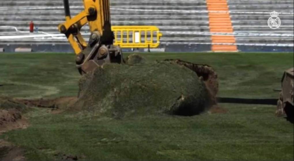 Momento en el que una excavadora retira el césped del estadio Santiago Bernabéu.