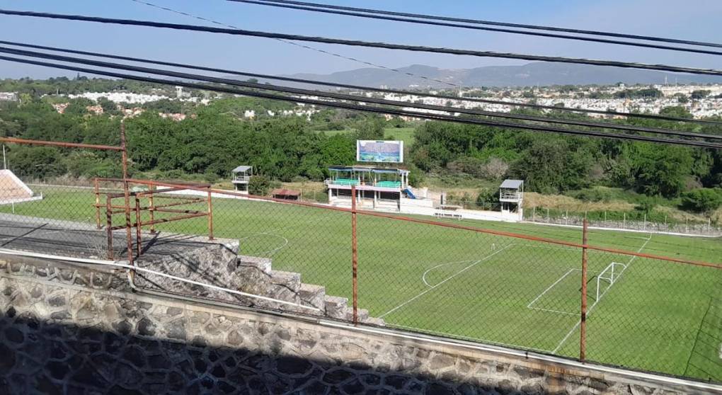 Desolado, como si se perdiera en el tiempo. Sus graderías parecen más una escalinata de los Mayas que un de un estadio de fútbol, así es el Mariano Matamoros donde trabajará la Selección de Honduras.