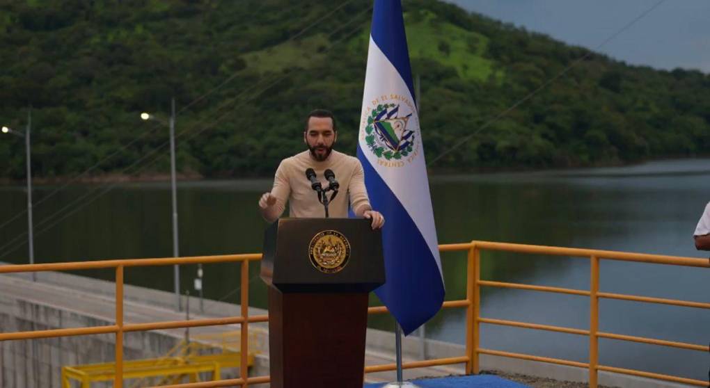 Otra de las caracteríticas que mencionó el presidente Bukele fue que la calle que posee el centro del embalse será una calle pública de transitar.