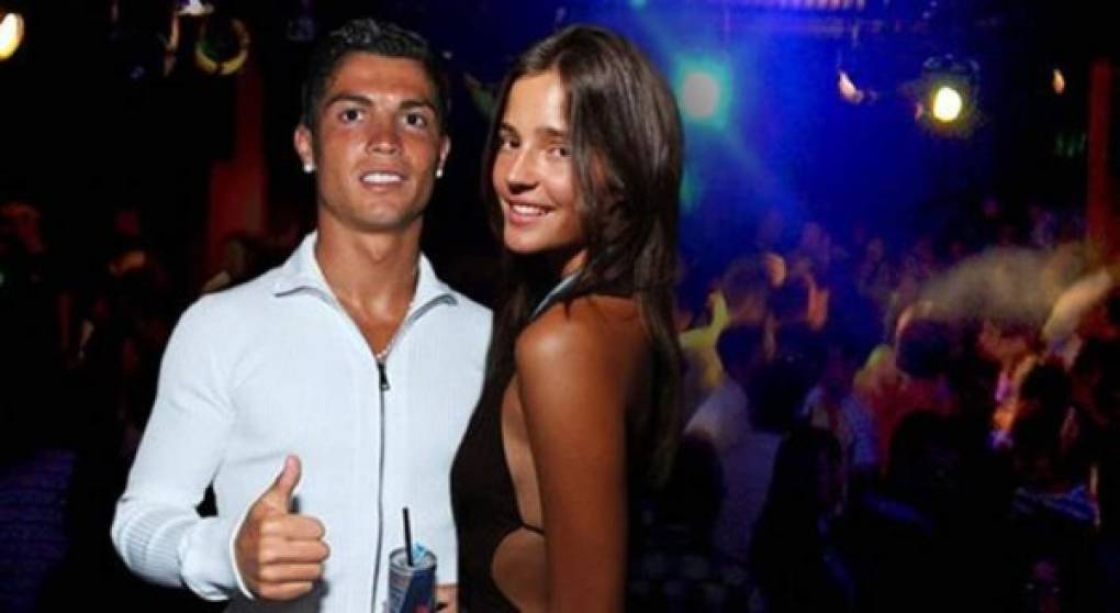 Cristiano Ronaldo tuvo un romance con Malena Costa, quien fue novia de Carlos Puyol y actualmente es novia del 'colchonero' Mario Suárez.