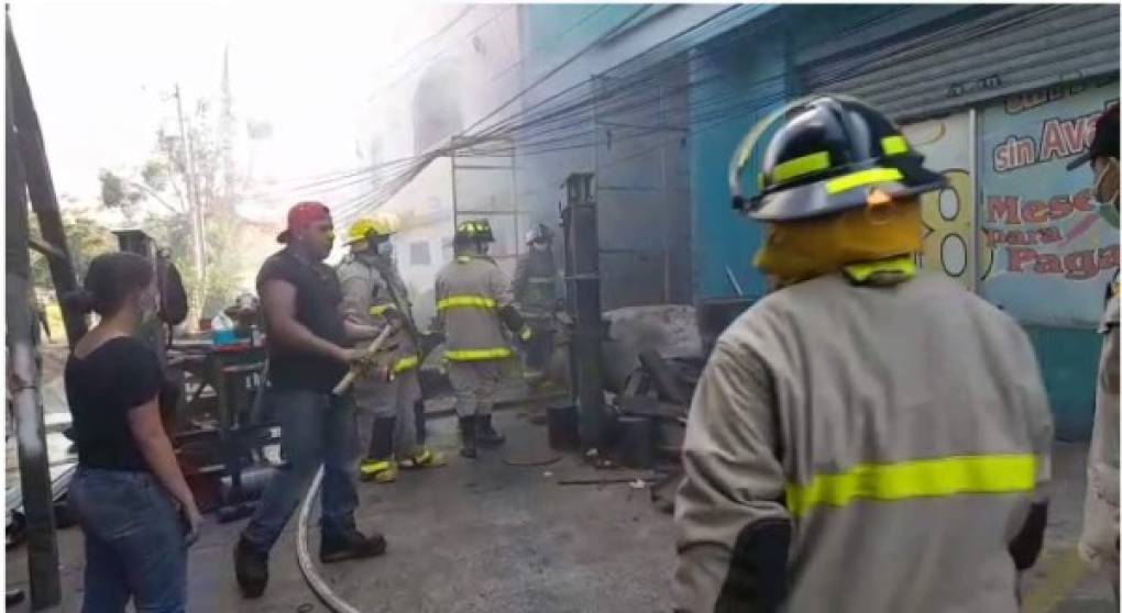 No se reportaron heridos, aunque, al momento del incendio, algunos trabajadores permanecían en las instalaciones.