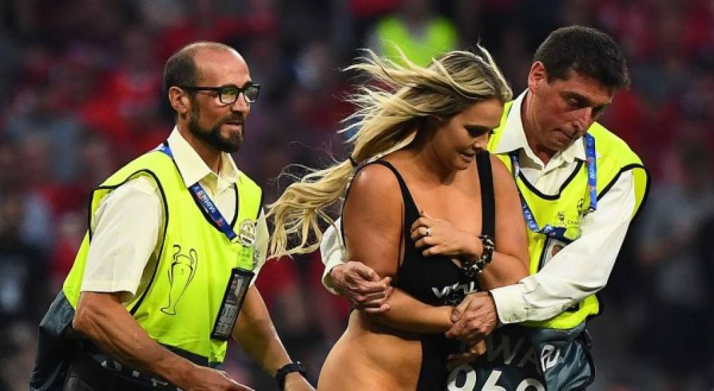 La mujer que se metió a la cancha durante el encuentro de la final de la Champions League ha sido identificada como Kinsey Wolanski.