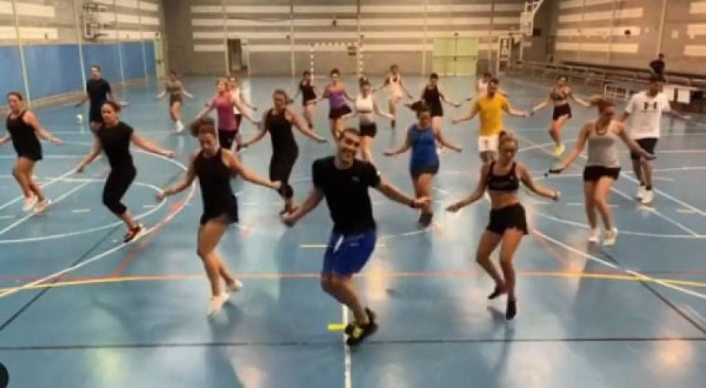 Como si fuera poco, el ex portero José Pinto ha sorprendido en sus redes sociales como instructor de zumba.