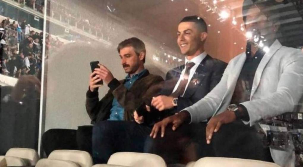 El pasado 1 de marzo Cristiano Ronaldo sorprendió al llegar a España y disfrutar en un palco del Santiago Bernabéu el clásico Real Madrid - Barcelona. Inmediatamenta la ilusión de un posibe regreso no se hizo esperar, pero hoy se ha descartado esta posibilidad.