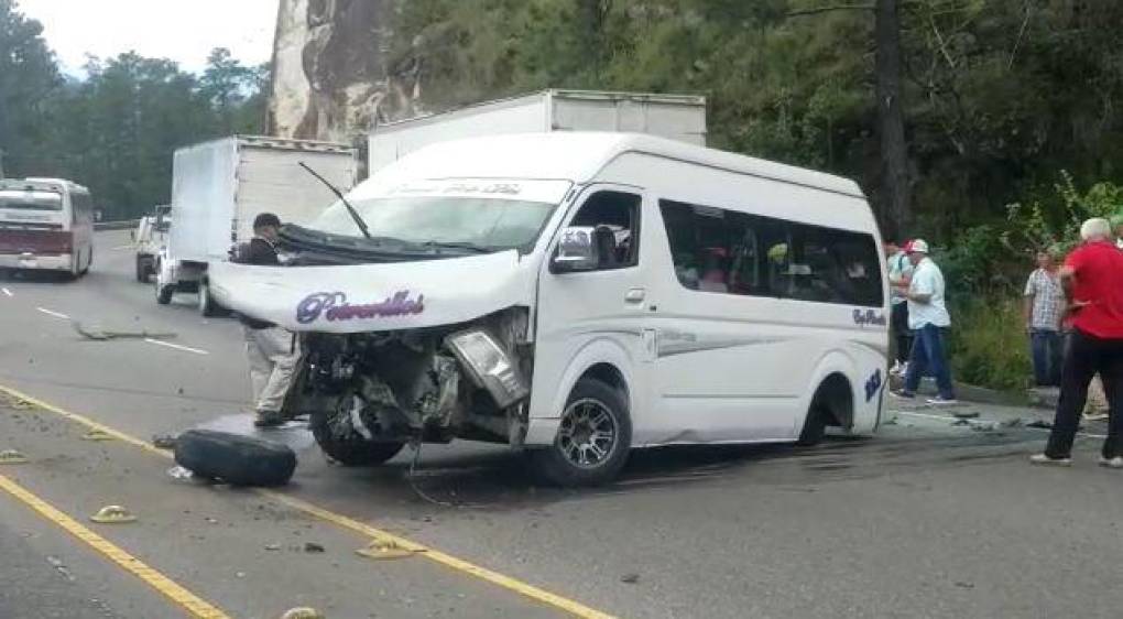 Según datos preliminares, al microbús se le explotó una llanta, lo que provocó que el conductor perdiera el control de la unidad de transporte, que cubre la ruta Potrerillos (Cortés) - Siguatepeque (Comayagua). 