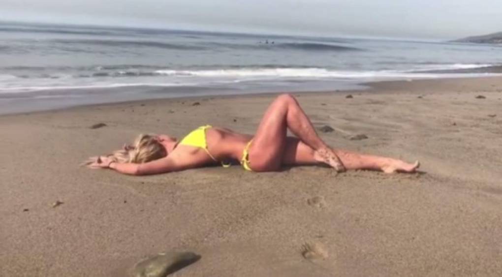 Brit calentó las redes al publicar un video dónde lucía un diminuto bikini amarillo.