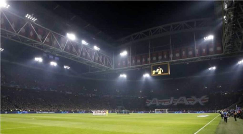 Hubo un minuto de silencio en el Johan Cruyff Arena en memoria del futbolista argentino Emiliano Sala. No se escuchó ni una sola alma, ningún sonido, fue un silencio sepulcral en memoria de jugador.