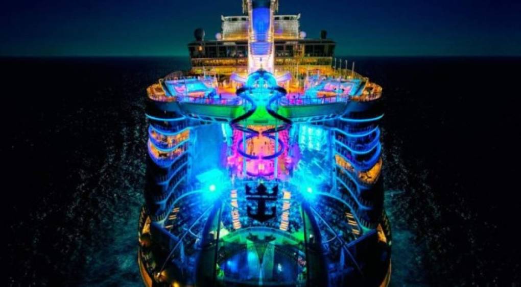 La Sinfonía de los Mares (Symphony of the Seas) está equipado con la tecnología más avanzada. cuenta con 18 cubiertas y 2,600 tripulantes.