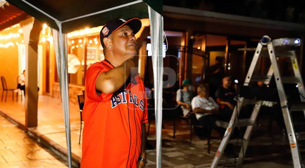 Danilo Dubón es el padre de Mauricio y vivió de manera intensa el sexto juego entre los Astros de Houston y Philadelphia Phillies.