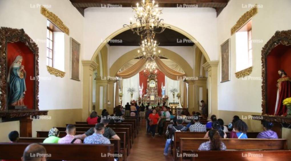 Los capitalinos y miles de personas llegaron este viernes desde distintos lugares del país para rendirle culto a la virgen de Suyapa en Tegucigalpa.<br/><br/>
