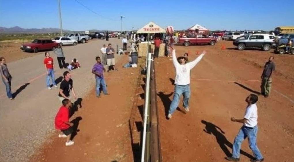 Estar divididos por una cerca no es impedimento para divertirse, tal es el caso en la frontera entre México y Estados Unidos.