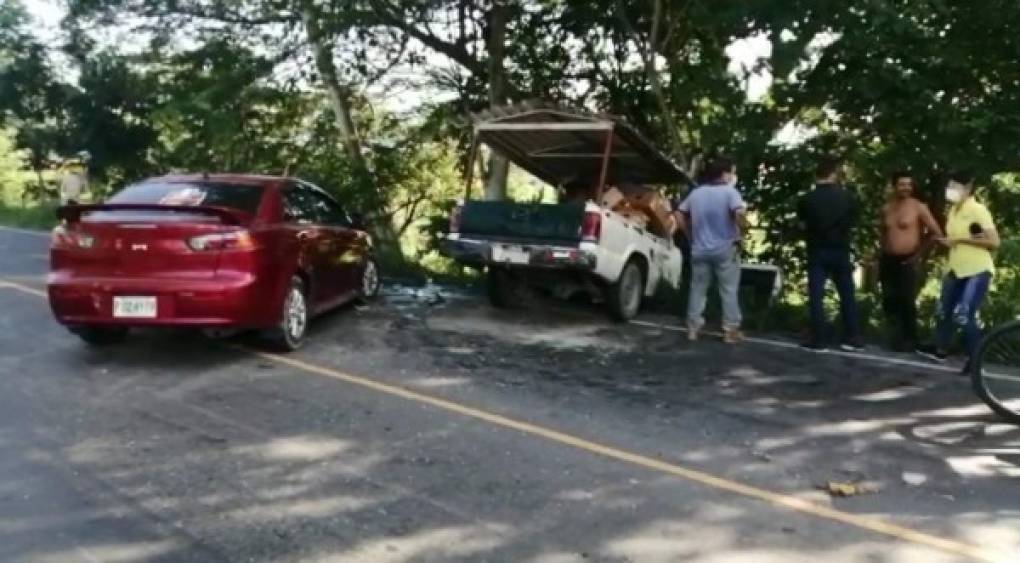 La mujer resultó con heridas leves y el conductor del carro permaneció varios minutos atrapado en el amasijo de hierro, hasta que llegaron las autoridades.<br/><br/>Ambos fueron trasladados parare recibir atención médica.