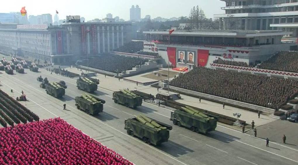 Corea del Norte anunció el mes pasado que conmemoraría su día del Ejército el 8 de febrero -la víspera del inicio de los Juegos de PyeongChang- lo que causó malestar en Seúl por el temor de que pudiera ensombrecer los acuerdos alcanzados para que el país estalinista participara en este evento deportivo. AFP