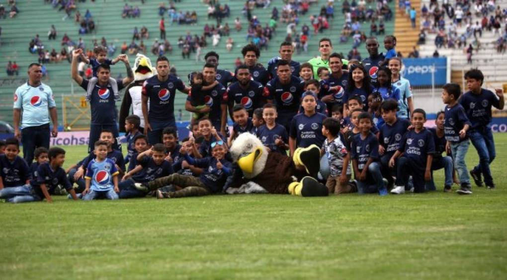 Foto posada del Motagua con niños aficionados.