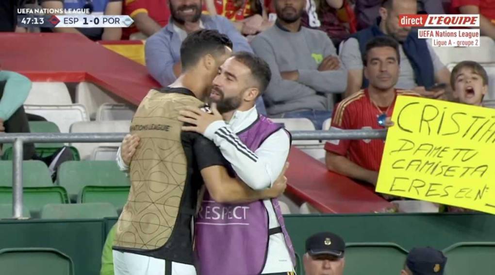 En la banda donde calentó, Cristiano Ronaldo se reencontró con Dani Carvajal, su excompañero en el Real Madrid. Se dieron este cariñoso abrazo.