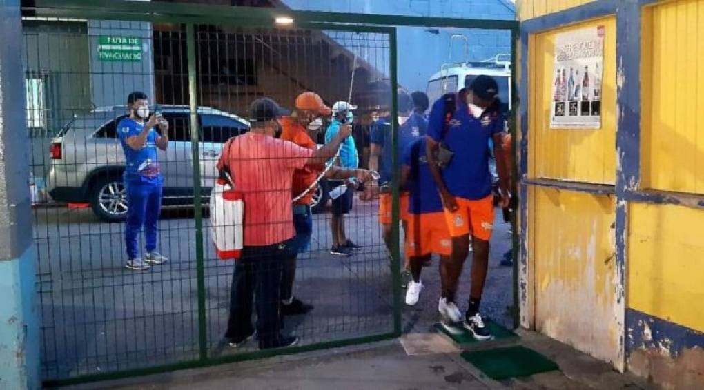 Los jugadores de la UPN al llegar al estadio Nacional cumplieron con los protocolos de bioseguridad por el coronavirus.