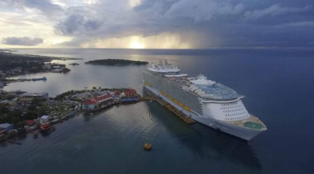 Más de siete mil turistas llegaron a bordo del crucero Symphony of the Seas a la isla de Roatán. Esta embarcación es la más grande mundo en su tipo y es propiedad de Royal Caribbean. <br/><br/>Tiene 18 pisos, 228, 081 toneladas de registro bruto de volumen, 362 metros de largo y 62 metros en su parte más ancha.