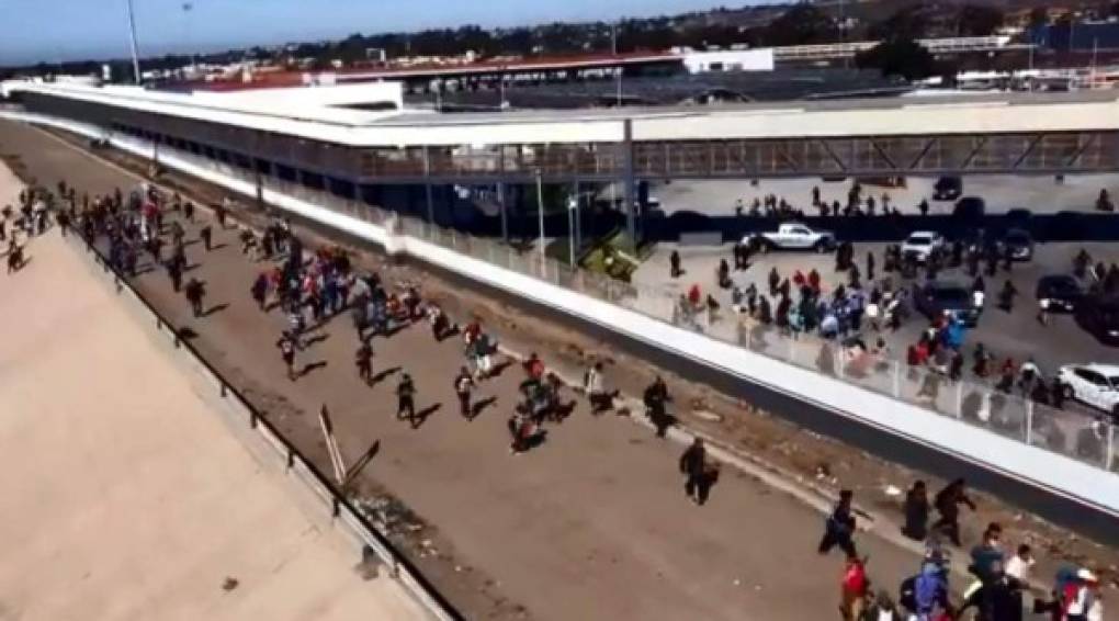 Tras burlar el cerco policíaco, los migrantes cruzaron por debajo del puente, sobre el Río Tijuana, pero sin llegar hasta la garita de El Chaparral, donde las autoridades estadounidenses ordenaron el cierre del paso.