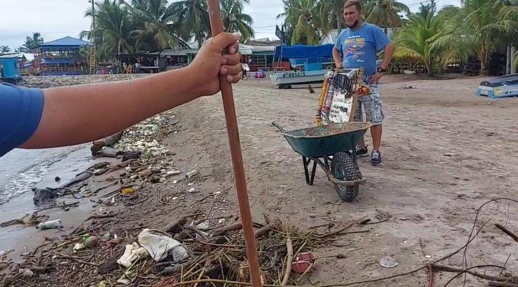 Este viernes 17 de junio de 2022 los pobladores de Omoa reportaron que las playas de su municipio amanecieron repletas de basura, principalmente de plásticos.