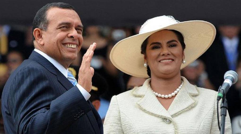 Rosa Elena Bonilla de Lobo, su esposa, fue arrestada en 2018 acusada de varios delitos mientras ejercía como primera dama de Honduras. 