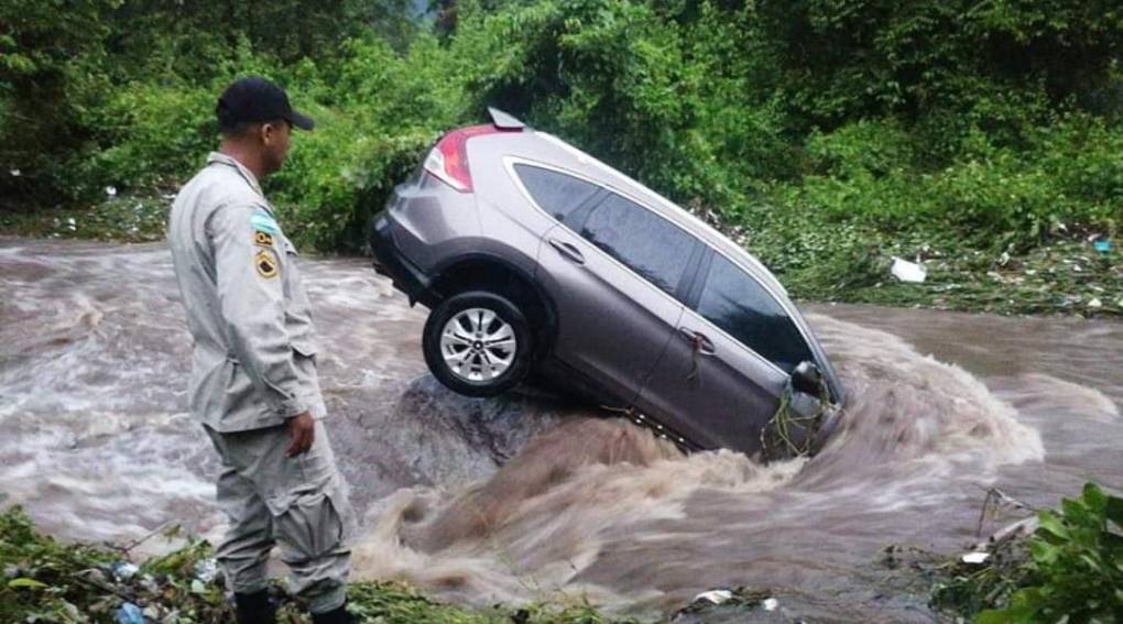 En El Zapotal, San Pedro Sula, una camioneta cayó en una quebrada que había incrementado su nivel, pero los ocupantes pudieron salir antes de que ocurriera una tragedia.