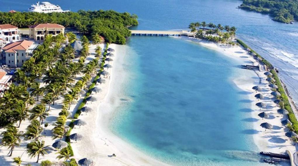 Es la mayor del archipiélago de las Islas de la Bahía y forma parte de la barrera de arrecife Mesoamericana. Su riqueza natural e histórica la convierten es uno de los mejores destinos de Honduras.