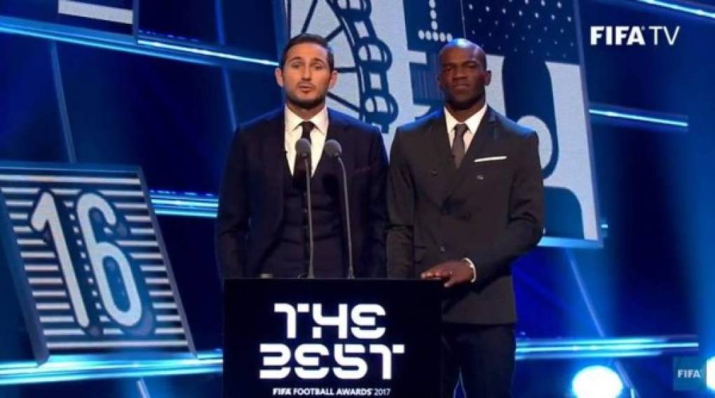 Suazo junto al futbolista inglés Frank Lampar, fueron los encargados de anunciar y entregarle el galardón a los integrantes del 11 Ideal de la FIFA.