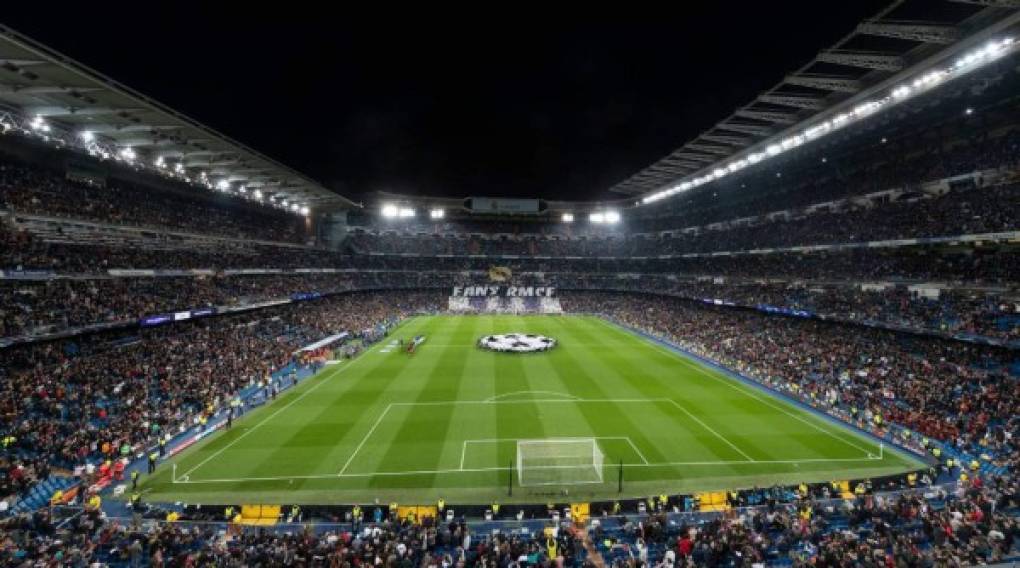 Imagen panorámica del estadio Santiago Bernabéu minutos antes del inicio del partido entre Real Madrid y Galatasaray, con los equipos en el campo al momento que sonaba el himno de la Champions League.