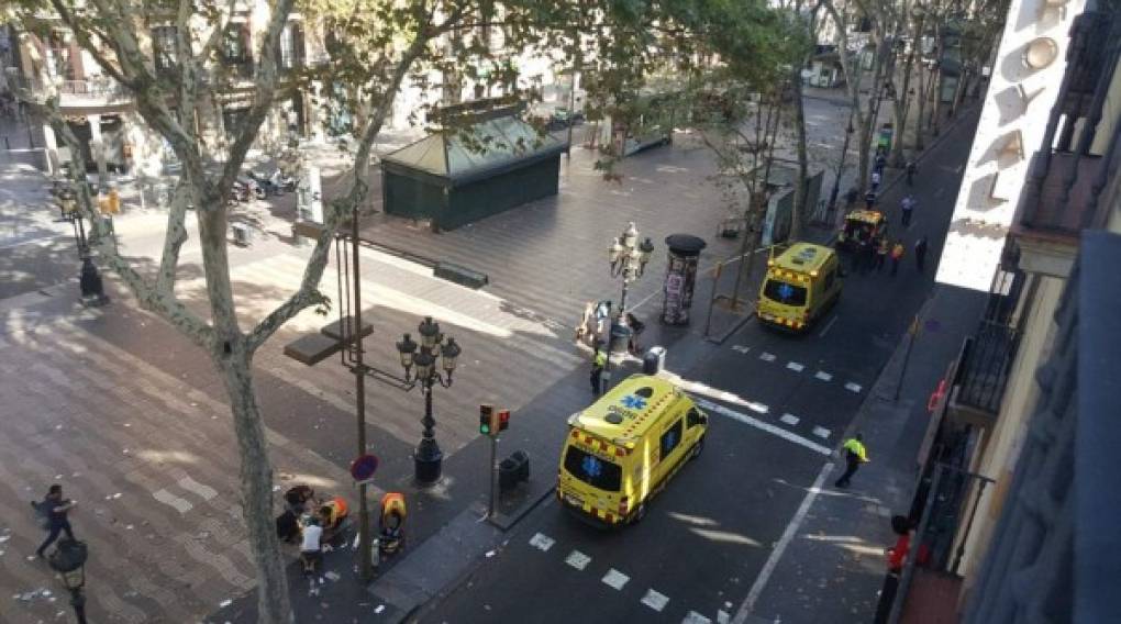 Entretanto las autoridades evacuaban la vecina Plaza Cataluña, y despejaban un perímetro de 200 metros.