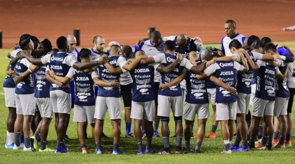 La Selección Nacional de Honduras completó un entrenamiento más de cara al complicado amistoso frente a Chile. Previo al comienzo de la práctica, la plantilla realizó una oración.