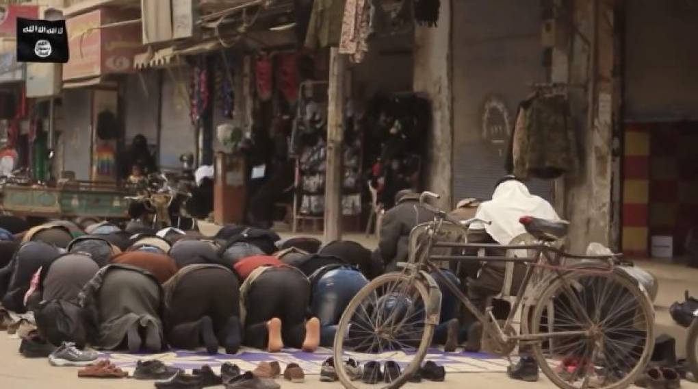 Y los yihadistas obligan a los comerciantes a cerrar sus tiendas durante el tiempo de oración.