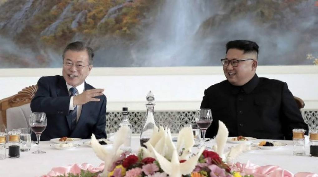 Moon, cuyos padres huyeron del Norte durante la guerra de Corea (1950-53), disfrutó junto a Kim del banquete preparado cuidadosamente en su honor.