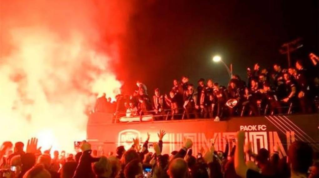 PAOK (Grecia), entre sus disturbios más recordados siempre resuena el juego ante el Olympiakos a finales de los 90’s en el que los ultras locales invadieron el campo tras un gol anulado al PAOK. Esta afición es de las más temidas de Europa.