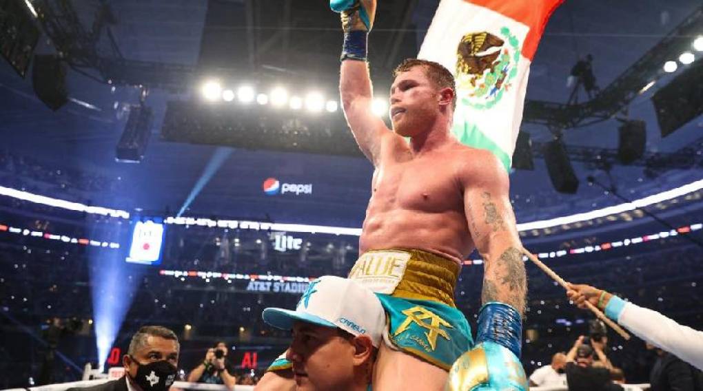 5) Canelo Álvarez (Boxeo) - El mexicano entro en el podio de los 5 mejores pagados del mundo con ingresos de 110 millones de dólares.