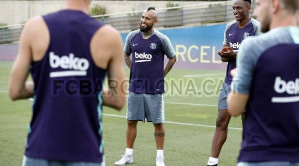 Algunos jugadores del Barcelona le hicieron el pasillo de bienvenida a Vidal para darle su par de golpes por ser nuevo integrante del club.