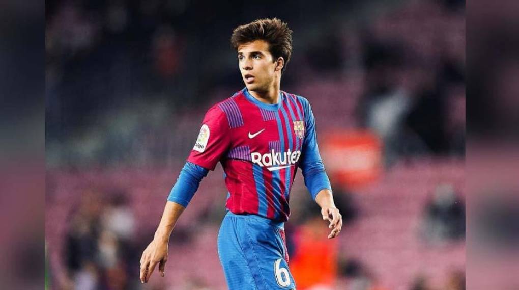 Riqui Puig: El joven podría salir del FC Barcelona pero sería cedido a préstamo a otro club para que pueda tener minutos.