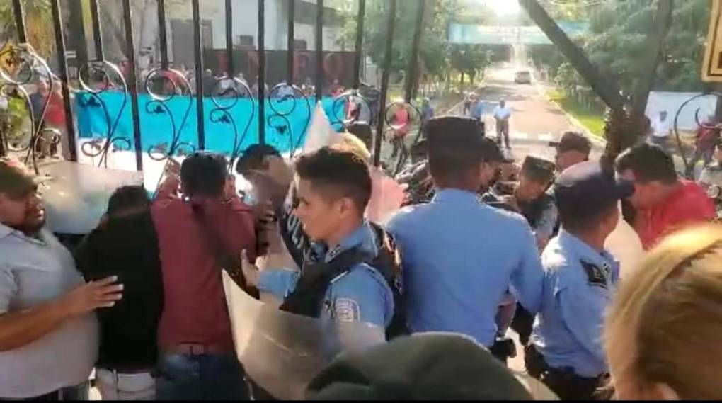 La toma de las instalaciones provocó que colectivos de Libre se autoconvocaran y llegaran hasta el lugar para confrontar a los empleados del Infop. 