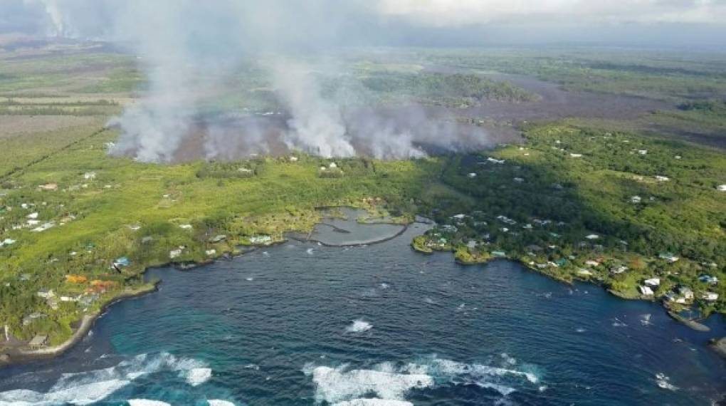 La lava que fluye del Kilauea ha desembocado en la costa oriental de la Isla Grande del archipiélago, originando gigantescas columnas de vapor tóxico que se elevan desde el océano, comunica el Servicio Geológico de EEUU. (USGS).