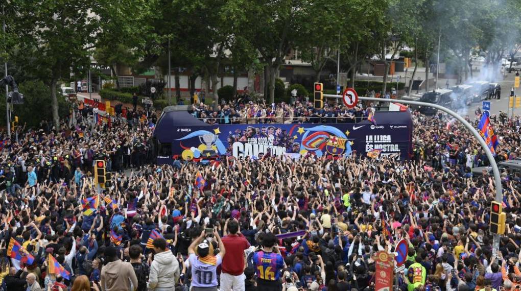 Ataviados con camisetas de su equipo y ondeando banderas del Barça, los aficionados saludaban el paso de los jugadores mientras coreaban lemas como “¡bote, bote, madridista el que no bote!”, dirigidos al eterno rival.