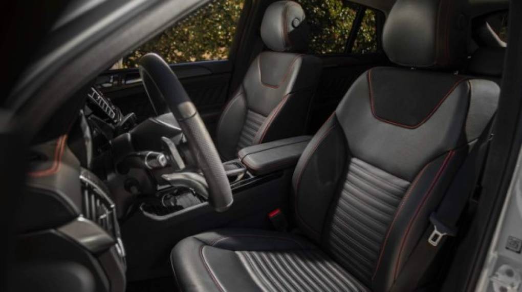Además de la potencia y la tecnología de la nueva Mercedes-AMG GLE 43 Coupe de Karol G se controla en un ambiente donde abunda el lujo, los materiales de primera y la comodidad.