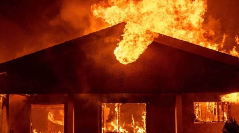 Avivado por fuertes vientos, el fuego se propagó a gran velocidad, cubriendo de humo y cenizas el pueblo de Paradise, con 26.000 habitantes. Decenas de casas fueron destruidas así como un hospital y una estación de servicio.