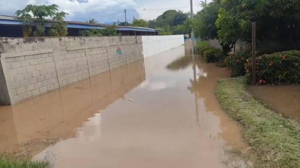 El Progreso, Yoro, también se puso en alerta por la crecida del río. Vecinos de la colonia Policarpo reportaron inundaciones por filtración de agua del río Ulúa.