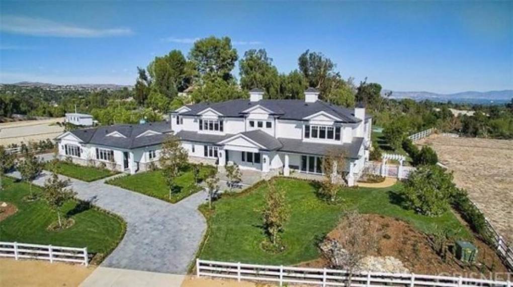 El año pasado, Kylie y su novio Travis Scott, compraron una mansión en Beverly Hills valorada en 13 millones de dólares. La residencia cuenta con 7 habitaciones, 10 baños, una casa separada para huéspedes y una piscina./Trulia.
