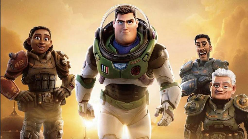 “Lightyear”“Lightyear”Dónde verlo: Disney +<br />Estreno: 3 de agosto<br />Sinopsis: Uno de los personajes más queridos de la saga “Toy Story” se embarca en una aventura intergaláctica con un grupo de reclutas ambiciosos y su compañero robot. Los amigos tendrán que aprender a trabajar juntos para escapar del malvado Zurg y su ejército de robots. 